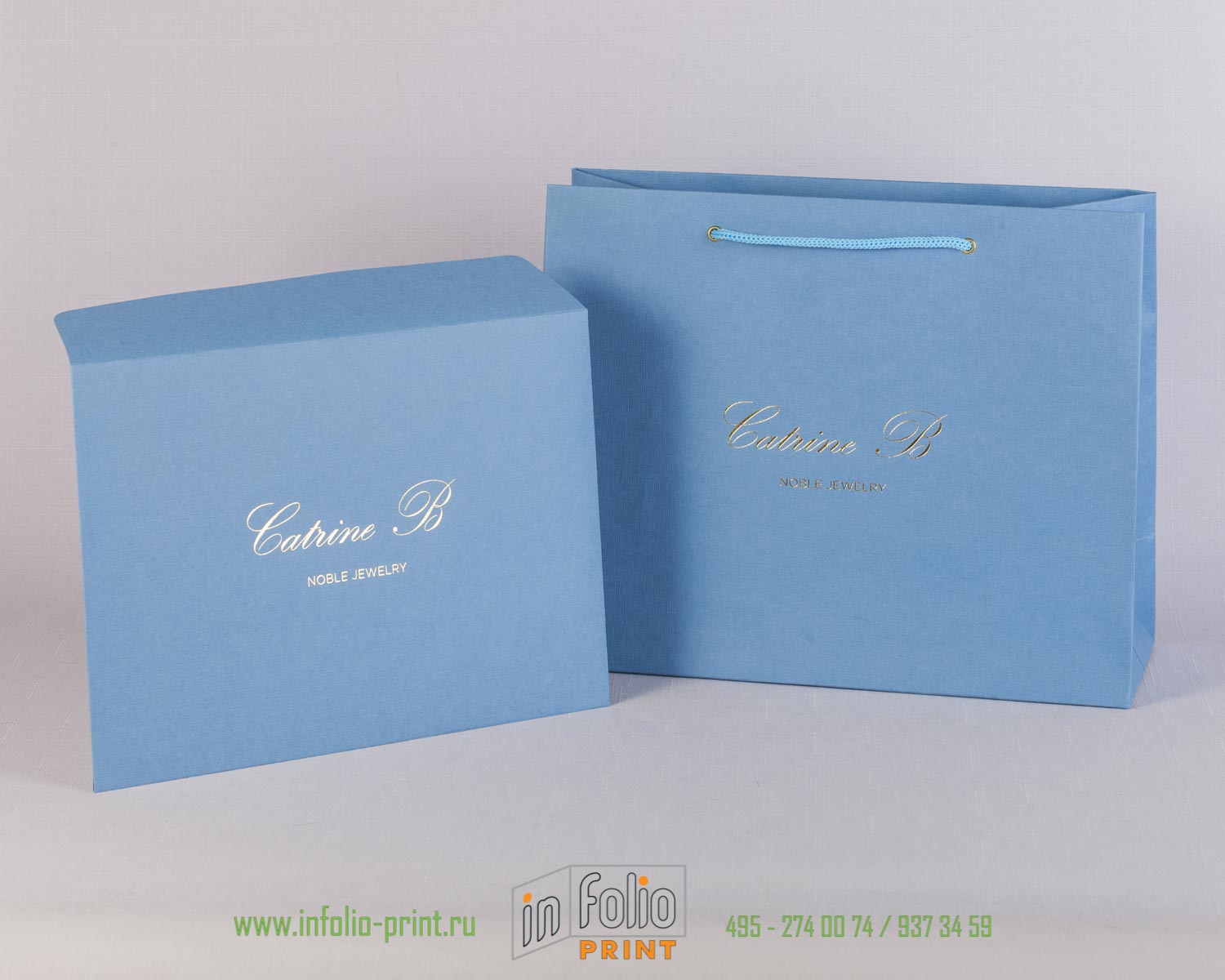 Пакет и конверт из голубой дизайнерской бумаги с серебрянным тиснением в типографии Инфолио-Принт