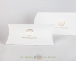 Упаковка пирожок из белой дизайнерской бумаги с тиснением фольгой