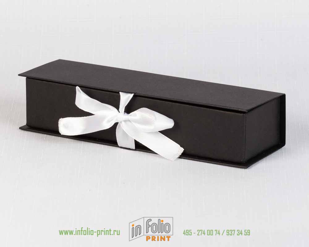 Черная коробка с белыми атласными лентами